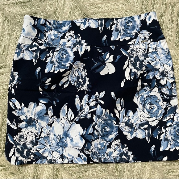 SC & Co Blue White Floral Pockets Stretch Tummy Control Wide Band Waist Skort - Picture 4 of 9